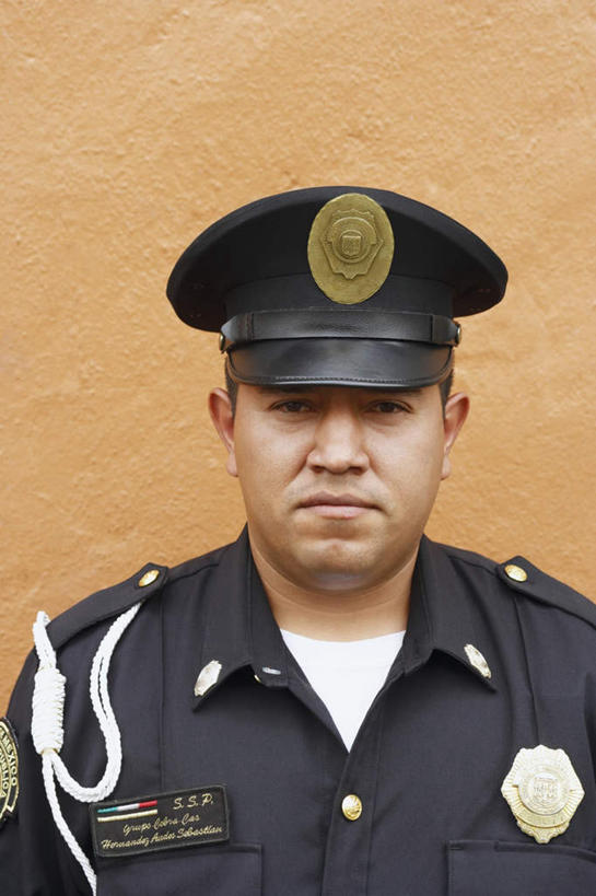 西方人,脸,头,脸颊,一个人,警察,警卫,站,竖图,室外,特写,白天,正面,工作服,制服,帽子,欧洲,欧洲人,仅一个男性,仅一个人,仅一个中年男性,服装,标志,注视,标识,肩膀,衣服,观察,看,站着,服饰,军帽,观看,察看,徽章,衣着,穿着,关注,警徽,工作制服,衣饰,男人,男性,中年男性,白种人,头部,脸部,脸蛋,面部,保安,警卫员,看守,卫兵,站立,半身,彩图,工作套服