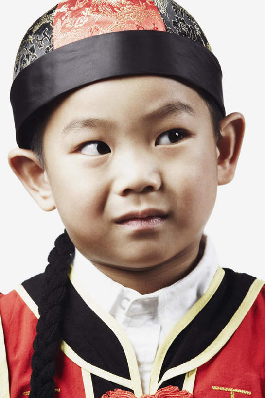 东方人,儿童,脸,头,脸颊,一个人,竖图,室内,特写,白天,白色背景,正面,民族服装,纯洁,帽子,亚洲,仅一个男性,仅一个人,服装,注视,黄种人,肩膀,小孩,衣服,观察,看,仅一个小孩,可爱,童年,童趣,摄影,服饰,影棚,观看,察看,衣着,穿着,关注,童真,烂漫,无邪,衣饰,天真,男孩,男人,男性,亚洲人,孩子,头部,脸部,脸蛋,面部,半身,彩图,影棚拍摄,传统服装,民俗服,拍摄,唐装,男生