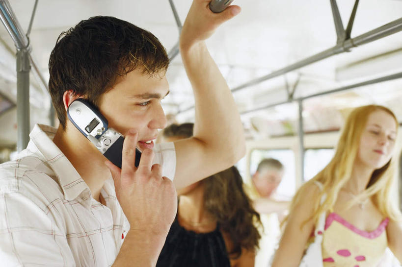 西方人,四个人,站,打电话,横图,室内,白天,正面,公共汽车,电话,手机,欧洲,欧洲人,一辆,握,服装,朦胧,模糊,扶手,巴士,公交车,拿,拿着,注视,休闲装,通讯设备,车,衣服,把手,交通工具,观察,看,站着,休闲,休闲服,握着,服饰,观看,察看,关注,载具,一部,公交车拉手,交流,男人,男性,年轻男性,年轻女性,女人,女性,白种人,沟通,拉手,通话,站立,半身,彩图