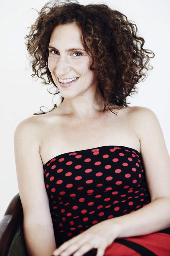 西方人,一个人,坐,笑,微笑,露齿笑,竖图,室内,白天,白色背景,正面,欧洲,欧洲人,仅一个女性,仅一个人,服装,注视,衣服,抹胸,观察,看,仅一个中年女性,摄影,服饰,影棚,观看,察看,衣着,穿着,关注,衣饰,女人,女性,中年女性,白种人,坐着,半身,彩图,影棚拍摄,拍摄