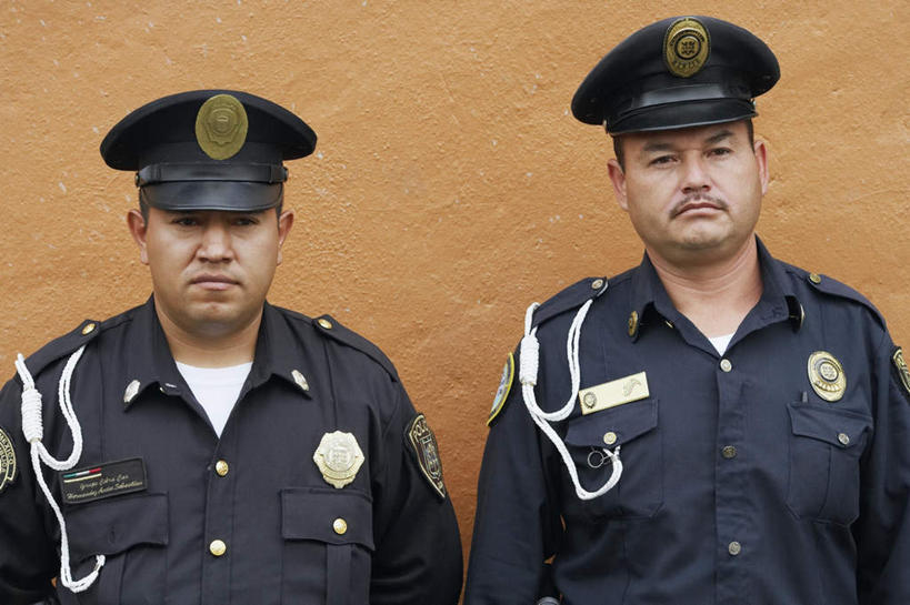 西方人,两个人,伙伴,朋友,警察,警卫,站,横图,室外,白天,正面,工作服,制服,友谊,合作,团队,帽子,欧洲,欧洲人,服装,标志,注视,标识,衣服,观察,看,站着,战略,服饰,军帽,观看,察看,徽章,衣着,穿着,关注,警徽,联合,合谋,工作制服,衣饰,配合,协作,男人,男性,中年男性,白种人,保安,警卫员,看守,卫兵,站立,半身,彩图,工作套服