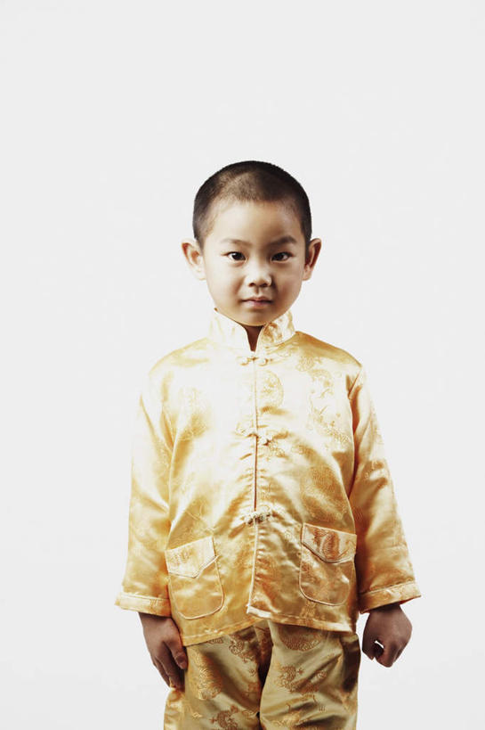 东方人,儿童,一个人,站,竖图,室内,白天,白色背景,正面,民族服装,纯洁,亚洲,仅一个男性,仅一个人,服装,注视,黄种人,小孩,衣服,黄色,观察,看,站着,仅一个小孩,可爱,童年,童趣,摄影,服饰,影棚,观看,察看,衣着,穿着,关注,童真,烂漫,无邪,衣饰,天真,男孩,男人,男性,亚洲人,孩子,站立,半身,彩图,影棚拍摄,传统服装,民俗服,拍摄,唐装,男生