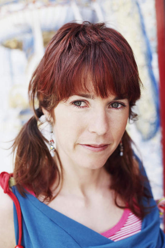 西方人,脸,头,脸颊,一个人,站,笑,微笑,竖图,室外,特写,白天,正面,欧洲,欧洲人,仅一个年轻女性,仅一个女性,仅一个人,服装,朦胧,模糊,装饰,头饰,注视,休闲装,衣服,发饰,饰品,观察,看,站着,休闲,休闲服,服饰,观看,华丽,修饰,点缀,察看,关注,头绳,配饰,衬托,美观,雅致,雅观,年轻女性,女人,女性,白种人,头部,脸部,脸蛋,面部,站立,半身,彩图,发绳