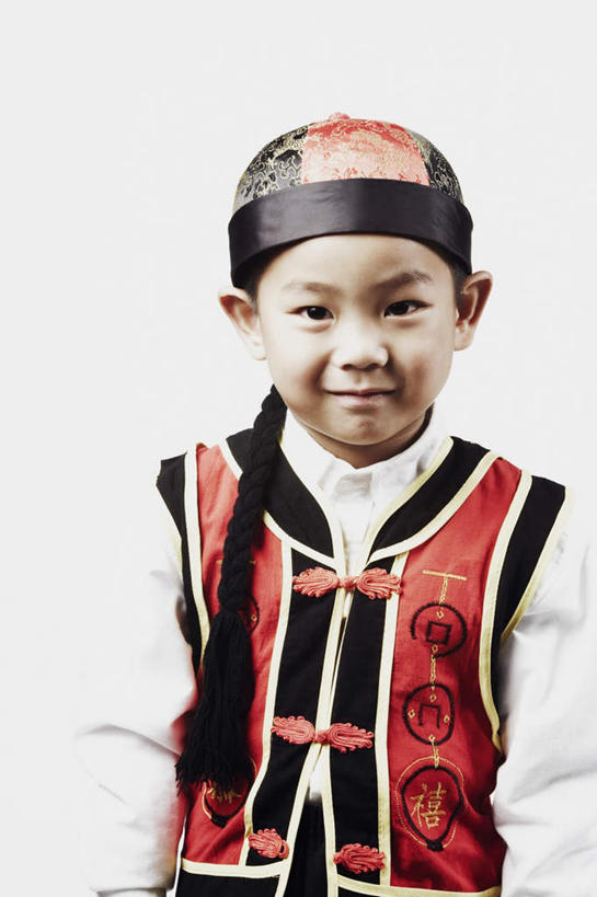 东方人,儿童,一个人,站,笑,微笑,竖图,室内,白天,白色背景,正面,民族服装,纯洁,帽子,亚洲,仅一个男性,仅一个人,服装,注视,黄种人,小孩,衣服,观察,看,站着,仅一个小孩,可爱,童年,童趣,摄影,服饰,影棚,观看,察看,衣着,穿着,关注,童真,烂漫,无邪,衣饰,天真,男孩,男人,男性,亚洲人,孩子,站立,半身,彩图,影棚拍摄,传统服装,民俗服,拍摄,唐装,男生
