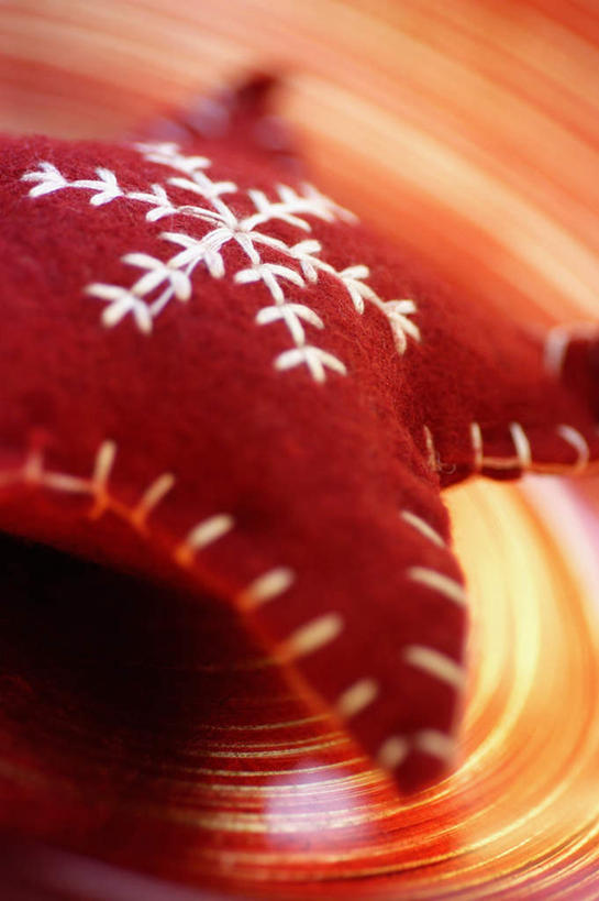 无人,竖图,俯视,室内,特写,白天,静物,刺绣,圣诞节,节日,朦胧,模糊,庆祝,艺术,装饰,手工艺品,雪花,星星,文化,一个,红色,工艺品,庆典,星形,单个,纪念,华丽,修饰,点缀,高雅,五角形,自信心,品位,衬托,美观,雅致,雅观,针包,针垫,五角星,彩图,高角度拍摄,女红,针绣,针黹,黹