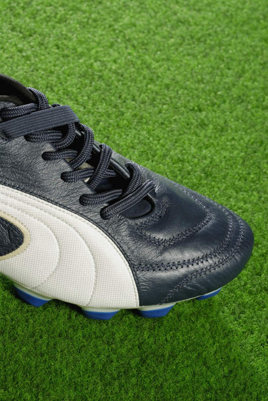 无人,足球场,竖图,俯视,室外,特写,白天,运动服,草地,草坪,植物,服装,草,一只,衣服,绿色,白色,黑色,服饰,衣着,穿着,绿茵场,衣饰,彩图,高角度拍摄,足球比赛场地,运动装