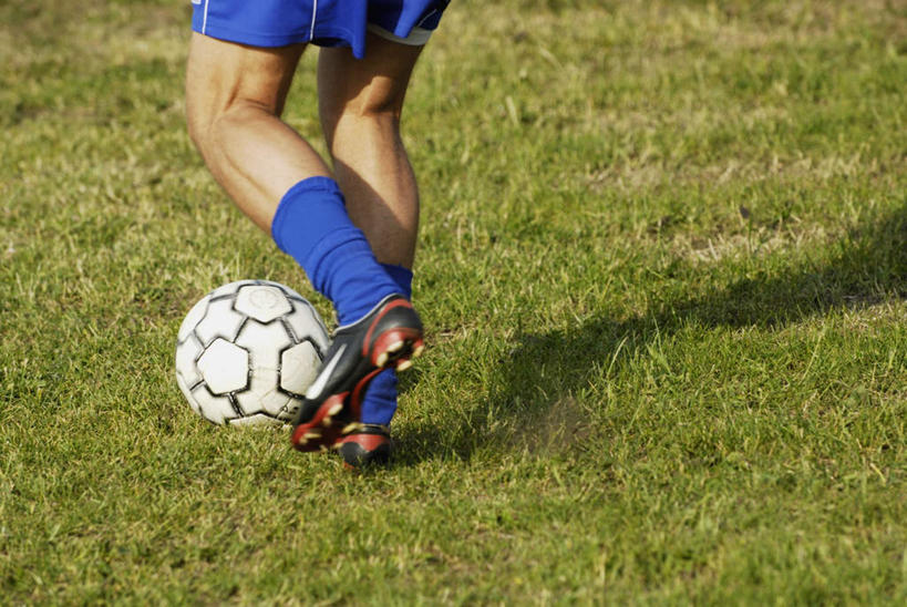 西方人,一个人,运动员,足球场,站,横图,室外,白天,运动服,运动鞋,足球,草地,草坪,植物,鞋子,欧洲,欧洲人,仅一个男性,仅一个人,踢,阴影,服装,光线,影子,足球鞋,足球装备,足球运动员,运动器械,草,仅一个年轻男性,一个,背面,衣服,绿色,阳光,站着,健身器械,服饰,单个,衣着,穿着,健身器材,绿茵场,鞋钉,蹴鞠,衣饰,足球运动,男人,男性,年轻男性,白种人,体育运动员,运动选手,站立,半身,彩图,足球比赛场地,运动器材,运动装