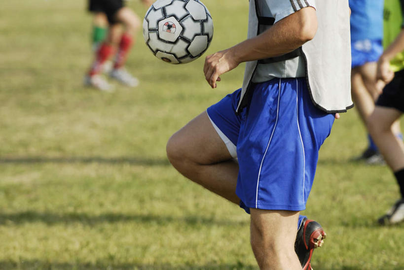 西方人,四个人,伙伴,朋友,运动员,足球场,站,横图,室外,白天,侧面,运动服,运动鞋,友谊,合作,团队,足球,草地,草坪,植物,鞋子,欧洲,欧洲人,踢,阴影,服装,光线,影子,足球鞋,足球装备,足球运动员,运动器械,草,衣服,绿色,阳光,站着,健身器械,战略,服饰,衣着,穿着,健身器材,绿茵场,鞋钉,联合,合谋,蹴鞠,衣饰,配合,协作,足球运动,男人,男性,年轻男性,白种人,体育运动员,运动选手,站立,半身,彩图,足球比赛场地,运动器材,运动装