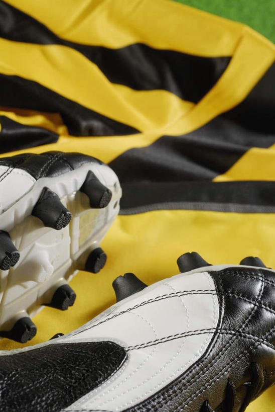 无人,竖图,室外,特写,白天,正面,运动服,运动鞋,静物,鞋子,一双,服装,足球鞋,衣服,黄色,白色,黑色,服饰,衣着,穿着,鞋钉,衣饰,彩图,运动装