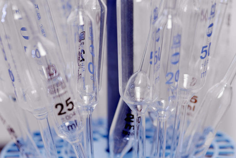 无人,横图,俯视,室内,特写,白天,实验,仪器,静物,朦胧,模糊,研究,分析,化学,测试,标志,数字,文字,字符,标识,器皿,阿拉伯数字,计量,玻璃仪器,试验耗材,实验用品,彩图,高角度拍摄,移液器,微量移液器