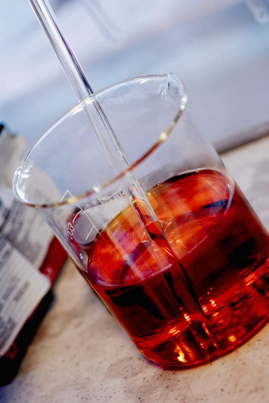 无人,竖图,俯视,室内,特写,白天,实验,仪器,桌面,桌子,静物,杯子,玻璃,阴影,朦胧,模糊,研究,透明,反射,分析,化学,测试,木制,烧杯,液体,影子,实验室,研究室,玻璃制品,红色,玻璃棒,玻璃瓶,木制品,瓶子,搅拌,器皿,计量,试验室,玻璃仪器,试验耗材,实验用品,引流,玻棒,玻璃杯,彩图,高角度拍摄