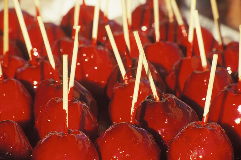 点心,无人,横图,俯视,室内,特写,白天,苹果,水果,许多,阴影,朦胧,模糊,反射,影子,甜点,果实,文化,小吃,竹签,取食签,彩图,高角度拍摄,苹果糖,太妃糖苹果,糖苹果,传统文化