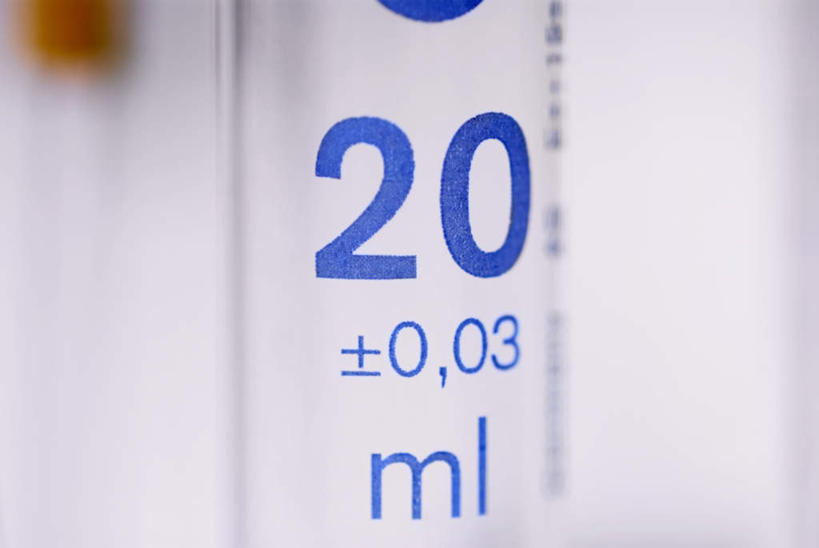 无人,横图,室内,特写,白天,正面,实验,仪器,静物,杯子,阴影,朦胧,模糊,研究,透明,反射,分析,化学,测试,英文,标志,试管,文字,影子,字符,字母,标识,玻璃制品,一个,玻璃瓶,瓶子,器皿,单个,英文字母,减号,计量,阿拉伯文,玻璃仪器,试验耗材,实验用品,阿拉伯语,阿拉伯字母,玻璃杯,彩图,加号