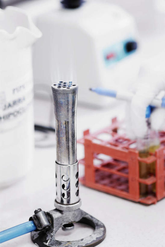 西方人,手,一个人,科学家,竖图,俯视,室内,特写,白天,实验,仪器,桌面,桌子,杯子,欧洲,欧洲人,双手,仅一个男性,仅一个人,握,阴影,朦胧,模糊,研究,透明,反射,分析,化学,测试,木制,火焰,试管,试管架,影子,实验室,研究室,燃烧,拿,拿着,架子,玻璃制品,仅一个年轻男性,玻璃瓶,木制品,瓶子,手套,手部,橡胶,器皿,握着,科研人员,研究者,橡胶手套,计量,橡胶制品,试验室,科学研究者,玻璃仪器,试验耗材,实验用品,本生灯,医用手套,灯体,灯芯管,男人,男性,年轻男性,白种人,科学工作者,玻璃杯,半身,彩图,高角度拍摄