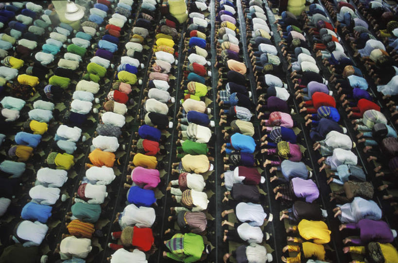 西方人,跪,横图,俯视,室外,白天,欧洲,欧洲人,跪拜,服装,节日,许多人,休闲装,文化,膜拜,排列,衣服,低头,祈祷,一群人,休闲,健康,休闲服,许愿,宗教,服饰,信仰,纪念,祈求,伊斯兰教,清真寺,摆列,平安,男人,男性,年轻男性,年轻女性,女人,女性,白种人,跪着,半身,彩图,高角度拍摄,布列,分列