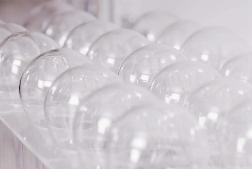 无人,横图,俯视,室内,特写,白天,实验,仪器,静物,许多,阴影,朦胧,模糊,研究,透明,反射,分析,化学,测试,烧瓶,影子,支架,架子,玻璃制品,排列,玻璃瓶,瓶子,器皿,支撑,玻璃仪器,试验耗材,实验用品,圆底烧瓶,摆列,支持,彩图,高角度拍摄,布列,分列