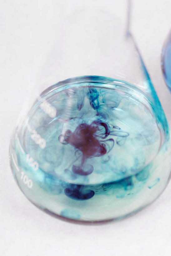 无人,竖图,俯视,室内,特写,白天,实验,仪器,桌面,桌子,静物,阴影,朦胧,模糊,研究,透明,反射,分析,化学,测试,木制,烧瓶,液体,影子,锥形瓶,实验室,研究室,玻璃制品,一个,红色,蓝色,玻璃瓶,木制品,瓶子,器皿,单个,融合,试验室,玻璃仪器,试验耗材,实验用品,三角烧瓶,依氏烧瓶,锥形烧瓶,彩图,高角度拍摄,交融