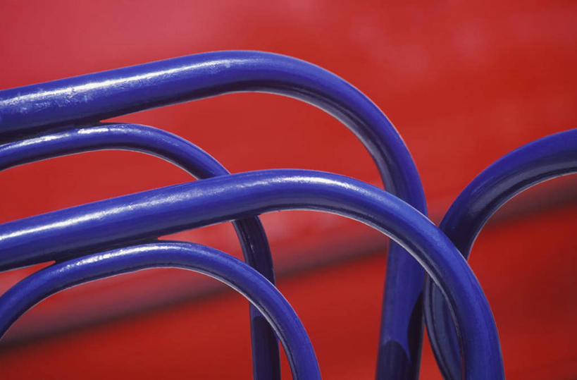 无人,横图,室内,特写,白天,正面,静物,阴影,红色背景,曲折,弯曲,反射,钢材,材料,钢丝,影子,五根,蓝色,钢筋,摄影,蜿蜒,影棚,钢条,彩图,影棚拍摄,拍摄