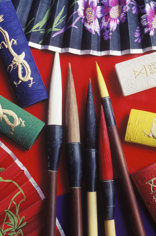 无人,竖图,俯视,室内,特写,白天,桌面,桌子,静物,许多,阴影,反射,木制,笔,毛笔,扇子,影子,折扇,纸扇,办公用品,清凉,凉爽,文化,文具,木制品,学习用品,文具用品,撒扇,彩图,高角度拍摄,传统文化