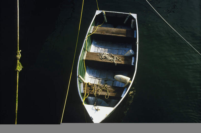帆船,无人,横图,俯视,室外,特写,白天,河流,水,船,一艘,河水,水流,绳子,交通工具,绳索,载具,彩图,高角度拍摄