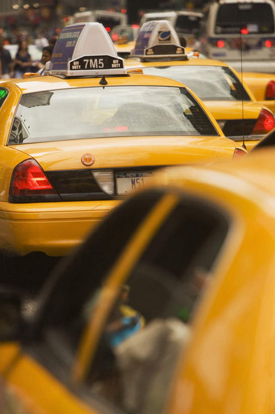 竖图,室外,白天,正面,度假,美景,城市风光,城市,道路,路,公路,出租车,汽车,照明,纽约,美国,许多,朦胧,模糊,景观,灯光,交通,拥堵,拥挤,娱乐,车,灯,灯具,交通工具,轿车,享受,休闲,景色,放松,照亮,堵车,塞车,北美,北美洲,照明设备,载具,的士,美洲,计程车,纽约州,帝国之州,帝国州,北亚美利加洲,亚美利加洲,出租车顶灯,出租车广告顶灯,汽车顶灯,马路,半身,彩图