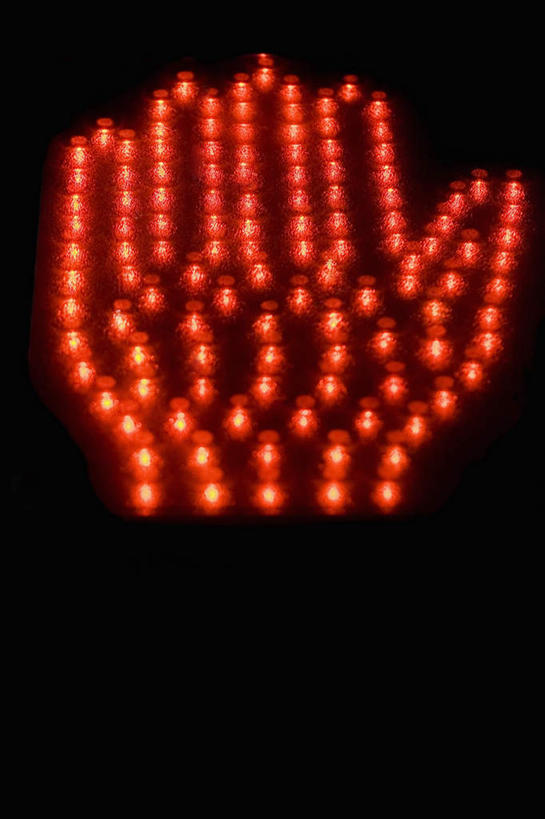 无人,竖图,室外,特写,白天,仰视,安全,照明,阴影,反射,影子,红绿灯,灯光,信号灯,交通,警告,灯,红色,灯具,警示,禁止,照亮,提醒,照明设备,提示,限制,流通,交通信号灯,行人信号灯,危险,彩图,低角度拍摄