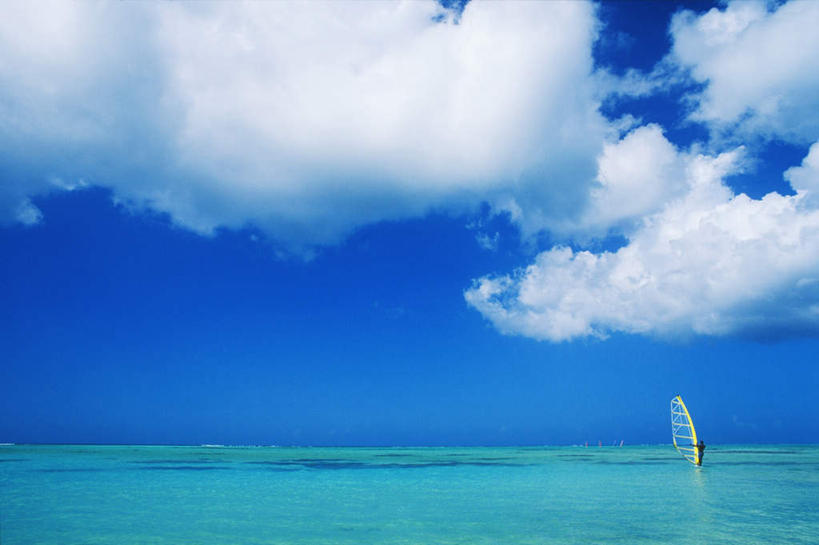 无人,横图,室外,白天,正面,旅游,度假,海浪,海洋,美景,阴影,光线,帆板,影子,景观,浪花,水平线,云,云朵,辽阔,海平线,云彩,娱乐,运动器械,一个,蓝色,白云,蓝天,天空,阳光,自然,海水,天,享受,休闲,广阔,健身器械,景色,放松,晴朗,单个,一望无际,自然风光,健身器材,海景,无边无际,一马平川,冲浪装备,大海,风浪,海,海水的波动,近岸浪,涌浪,晴空,彩图,水天相接,水天一线,运动器材