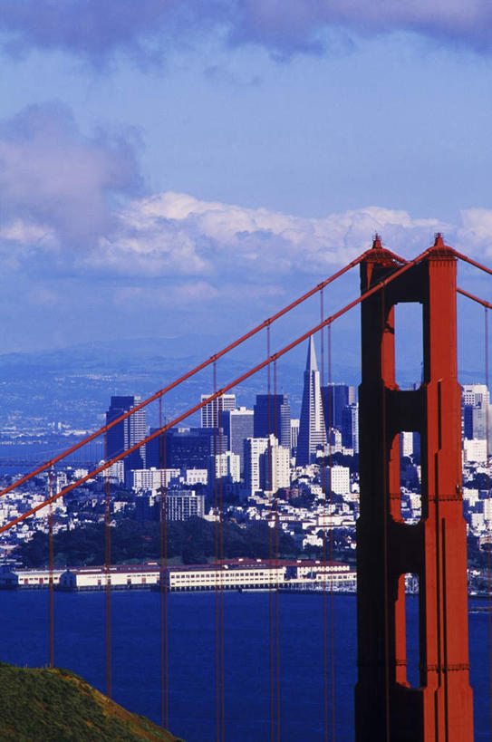 无人,高楼大厦,竖图,俯视,室外,白天,度假,河流,美景,水,城市风光,标志建筑,城市,大桥,大厦,地标,建筑,摩天大楼,桥梁,美国,河水,景观,水流,云,云朵,建筑群,桥,云彩,娱乐,建设,拱桥,蓝色,白云,蓝天,天空,天,享受,休闲,景色,放松,晴朗,悬索桥,北美,北美洲,加利福尼亚,美洲,金门大桥,加州,加利福尼亚州,金州,黄金州,金门海峡,桁架拱桥,北亚美利加洲,亚美利加洲,晴空,彩图,高角度拍摄,大楼,高层建筑,高楼,摩天楼