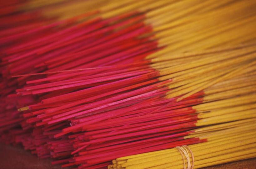 无人,横图,俯视,室内,特写,白天,静物,蜡烛,一堆,许多,阴影,堆叠,堆积,节日,朦胧,模糊,反射,影子,烟雾,燃烧,文化,佛香,绳子,香火,香烛,祈祷,健康,许愿,宗教,信仰,烧香,纪念,堆,捆绑,绳索,祈求,平安,彩图,高角度拍摄