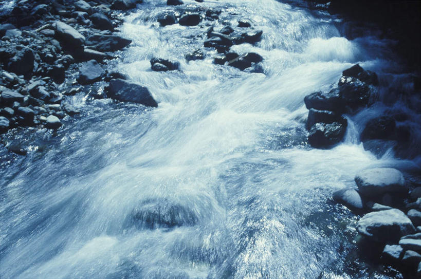 无人,横图,俯视,室外,特写,白天,旅游,度假,河流,石头,美景,水,阴影,飞溅,朦胧,模糊,湍急,溅,反射,石子,液体,影子,河水,景观,水滴,水流,娱乐,水珠,自然,享受,休闲,景色,放松,喷洒,自然风光,石块,岩石,彩图,高角度拍摄