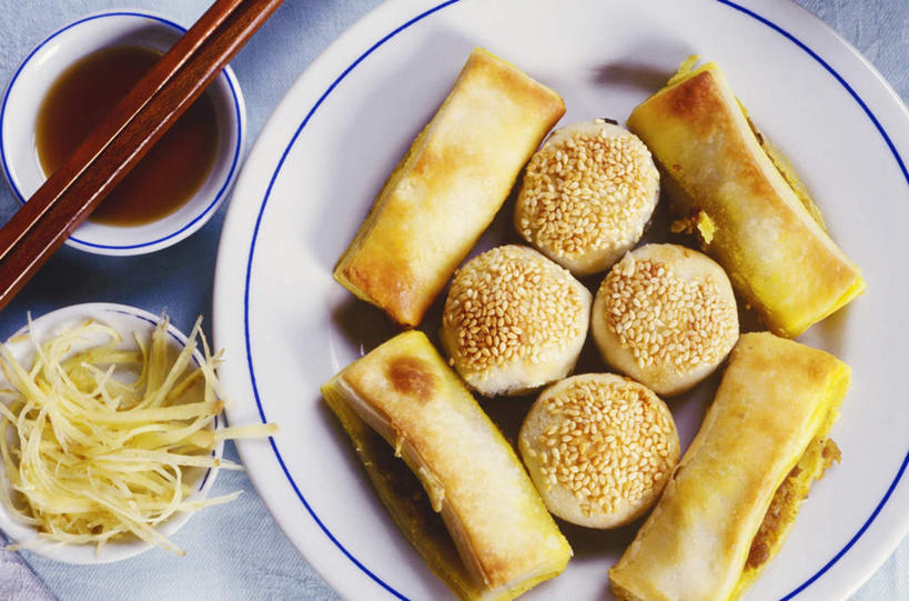 点心,无人,横图,俯视,室内,特写,白天,植物,桌面,桌子,餐具,阴影,反射,木制,碟子,盘,影子,陶瓷,醋,调料,谷类,谷物,芝麻,料理,食品,面点,糯米,草药,药草,陶瓷制品,米,调味品,球形,调味料,大米,春卷,美食,中药,球,食物,盘子,木制品,容器,碟,碗,球体,中式,储藏,储存,薄饼,药材,中草药,麻球,食醋,中药材,本草,脂麻,胡麻,白麻,巨胜子,油麻,春饼,江米,煎堆,麻圆,苦艾,中亚苦蒿,苦酒,醯,彩图,高角度拍摄,贮存