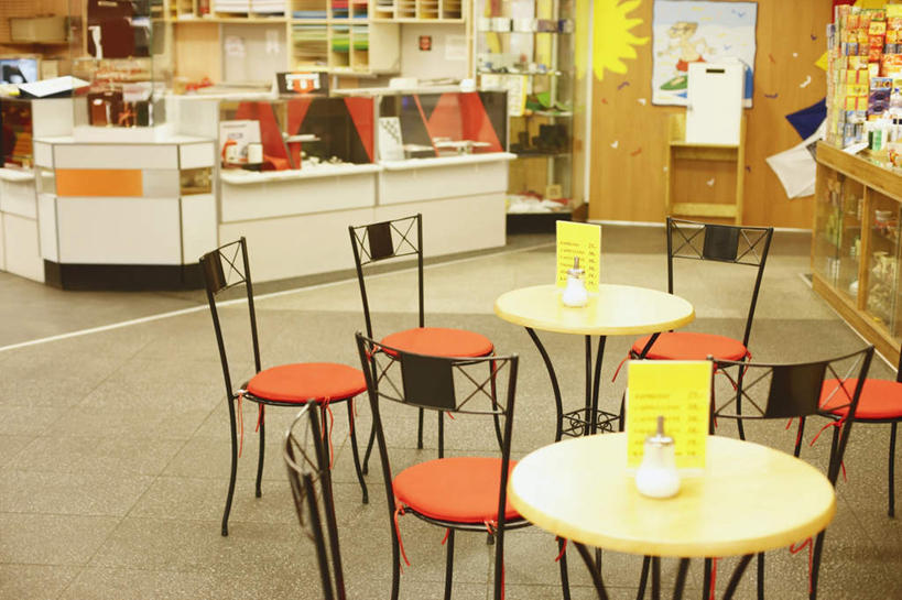 无人,横图,室内,白天,正面,餐桌,柜子,桌子,椅子,玻璃,许多,阴影,反射,英文,标志,文字,影子,字符,字母,墙,标识,货架,墙壁,墙面,玻璃制品,菜单,排列,展示,餐台,英文字母,储存,咖啡店,咖啡屋,展现,陈列柜,摆列,储备,蕴藏,贮备,彩图,咖啡馆,布列,分列,贮存