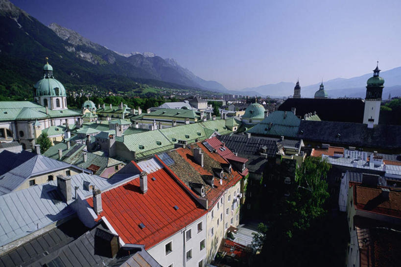 无人,家,横图,俯视,航拍,室外,白天,度假,美景,山,山脉,城市风光,城市,道路,路,奥地利,欧洲,许多,阴影,光线,影子,房屋,屋顶,屋子,景观,山峰,公寓,建筑群,小路,交通,山峦,顶棚,娱乐,洋房,楼房,住宅,排列,蓝色,蓝天,天空,阳光,群山,天,享受,休闲,景色,放松,晴朗,鸟瞰,中欧,万里无云,首府,因斯布鲁克,奥地利共和国,蒂罗尔,蒂罗尔州,摆列,晴空,晴空万里,彩图,高角度拍摄,房子,布列,分列