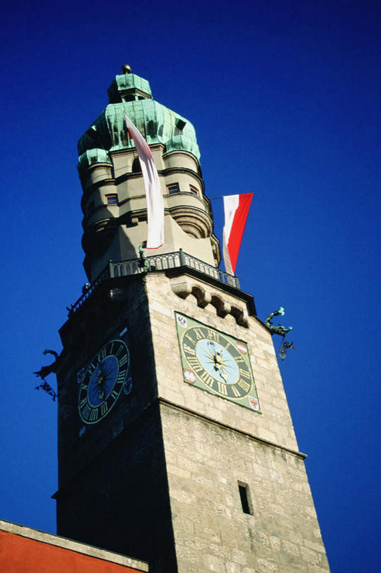 无人,竖图,室外,白天,仰视,旅游,度假,石头,标志建筑,地标,建筑,旗帜,国旗,奥地利,欧洲,阴影,时间,光线,石子,时钟,影子,墙,塔,计时,娱乐,建设,墙壁,墙面,蓝色,蓝天,天空,阳光,钟表,天,享受,休闲,表,旅游胜地,放松,晴朗,中欧,万里无云,首府,因斯布鲁克,塔钟,奥地利共和国,蒂罗尔,蒂罗尔州,旗,钟,石块,岩石,晴空,晴空万里,彩图,低角度拍摄