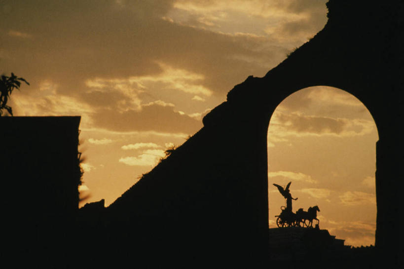 无人,横图,室外,白天,仰视,旅游,度假,名胜古迹,日落,标志建筑,地标,建筑,雕塑,意大利,欧洲,罗马,遗迹,艺术,装饰,雕刻,雕像,晚霞,霞光,落日,拱门,首都,背光,古迹,文物,娱乐,建设,古建筑,黄昏,工艺品,享受,休闲,旅游胜地,彩霞,放松,纪念,美术,南欧,主题,逆光,陈列,古文明,意大利共和国,功能,美学,威尼斯广场,夕照,夕阳,彩图,低角度拍摄,厄玛努埃尔二世纪念堂,斜阳