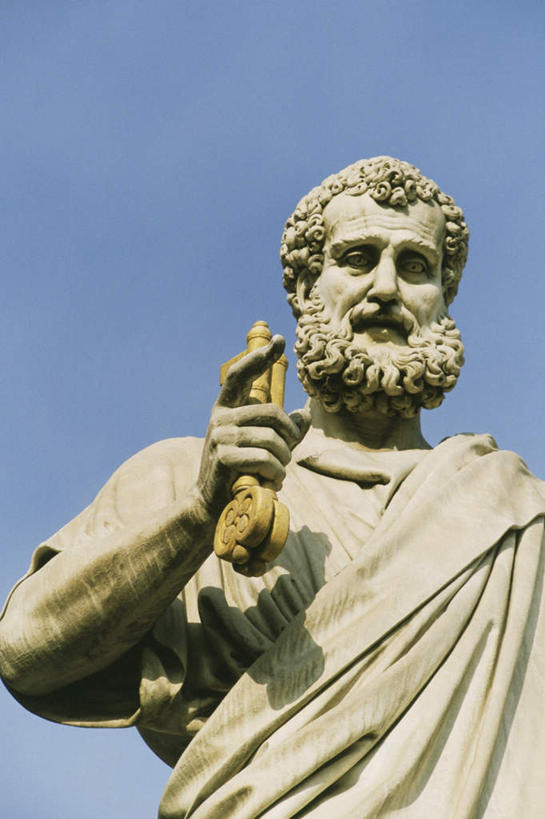 西方人,胡须,一个人,无人,站,竖图,室外,白天,仰视,旅游,度假,标志建筑,地标,建筑,雕塑,欧洲,梵蒂冈,欧洲人,仅一个男性,仅一个人,仅一个中年男性,握,阴影,艺术,装饰,光线,雕刻,雕像,影子,圣彼得大教堂,首都,注视,娱乐,建设,石雕,蓝色,蓝天,天空,阳光,工艺品,天,观察,看,站着,享受,休闲,旅游胜地,放松,握着,晴朗,观看,纪念,美术,察看,关注,南欧,主题,陈列,梵蒂冈城,万里无云,功能,美学,梵蒂冈城国,梵蒂冈圣伯铎大教堂,圣彼得教堂,男人,男性,中年男性,白种人,胡子,络腮胡,晴空,晴空万里,站立,半身,彩图,低角度拍摄