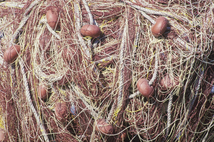 无人,横图,室外,特写,白天,正面,静物,阴影,环绕,缠绕,光线,影子,阳光,绳子,渔网,绳索,渔具,抓捕,捕捞,鱼网,纠缠,拉网,捕捞工具,彩图