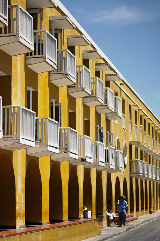 西方人,三个人,家,栏杆,露台,站,坐,竖图,室外,白天,仰视,度假,美景,阳台,城市风光,城市,欧洲,哥伦比亚,欧洲人,一排,许多,行人,阴影,服装,整齐,光线,影子,房屋,屋子,景观,云,云朵,公寓,围栏,云彩,注视,休闲装,娱乐,洋房,护栏,楼房,路人,住宅,排列,衣服,蓝色,白云,蓝天,天空,阳光,天,观察,看,站着,享受,休闲,休闲服,景色,南美,放松,服饰,晴朗,观看,察看,南美洲,拉丁美洲,队列,关注,美洲,首府,卡塔赫纳,亚美利加洲,南亚美利加洲,哥伦比亚共和国,过客,玻利瓦尔,玻利瓦尔省,男人,男性,中年男性,白种人,晴空,站立,坐着,彩图,低角度拍摄,全身,房子,露天阳台