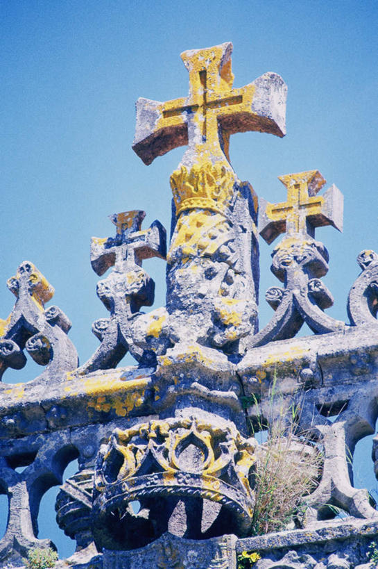 无人,教堂,竖图,室外,特写,白天,仰视,旅游,度假,名胜古迹,标志建筑,地标,建筑,雕塑,巴勒斯坦,亚洲,阴影,节日,遗迹,艺术,装饰,光线,雕刻,雕像,十字架,影子,首都,古迹,文化,文物,娱乐,建设,古建筑,蓝色,蓝天,天空,阳光,工艺品,天,祈祷,享受,休闲,健康,旅游胜地,放松,许愿,宗教,信仰,晴朗,纪念,祈求,美术,主题,西亚,陈列,信念,古文明,万里无云,圣墓教堂,功能,美学,巴勒斯坦国,耶路撒冷,复活大堂,平安,晴空,晴空万里,彩图,低角度拍摄,大教堂,礼拜堂