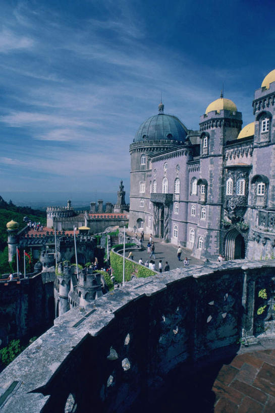 无人,竖图,室外,白天,正面,旅游,度假,名胜古迹,植物,标志建筑,地标,建筑,路灯,照明,葡萄牙,欧洲,阴影,遗迹,光线,影子,墙,屋顶,云,云朵,灯光,首都,云彩,顶棚,古迹,文物,娱乐,建设,古建筑,里斯本,辛特拉,墙壁,墙面,灯,树,树木,蓝色,绿色,白云,蓝天,天空,阳光,自然,天,享受,休闲,金色,旅游胜地,放松,生长,晴朗,成长,照亮,照明设备,南欧,古文明,葡萄牙共和国,辛特拉文化景观,晴空,彩图,辛特拉王宫