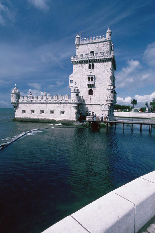 无人,竖图,室外,白天,仰视,度假,河流,美景,水,城市风光,城市,道路,雕塑,葡萄牙,欧洲,阴影,艺术,装饰,光线,信息,雕刻,雕像,影子,墙,河水,景观,水流,云,云朵,灯塔,交通,首都,云彩,方向,娱乐,里斯本,墙壁,墙面,蓝色,白云,蓝天,天空,阳光,工艺品,天,享受,休闲,景色,放松,晴朗,引导,指引,纪念,美术,南欧,主题,陈列,贝伦塔,功能,美学,航标,葡萄牙共和国,晴空,彩图,低角度拍摄,导航