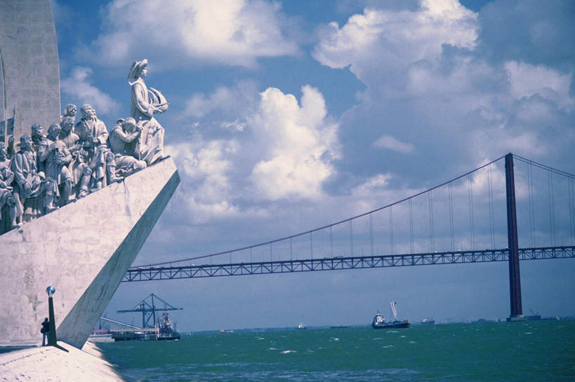 西方人,无人,站,横图,室外,白天,仰视,旅游,度假,海浪,海洋,标志建筑,道路,地标,建筑,路,轮船,公路,船,雕塑,葡萄牙,欧洲,欧洲人,一排,士兵,阴影,艺术,整齐,装饰,光线,雕刻,雕像,影子,浪花,云,云朵,高架,纪念碑,交通,首都,许多人,云彩,娱乐,建设,里斯本,排列,蓝色,白云,蓝天,天空,阳光,海水,工艺品,交通工具,天,站着,一群人,享受,休闲,旅游胜地,放松,晴朗,纪念,美术,队列,南欧,载具,主题,高架桥,陈列,海景,高架道路,跨线桥,功能,美学,兵士,葡萄牙共和国,发现者纪念碑,男人,男性,中年男性,白种人,大海,风浪,海,海水的波动,近岸浪,涌浪,晴空,站立,半身,彩图,低角度拍摄