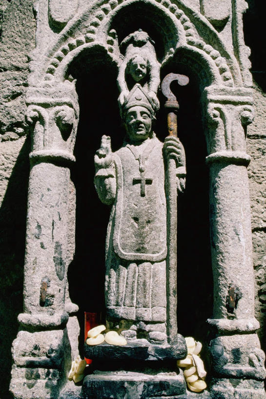 西方人,一个人,无人,牧师,传教士,教堂,站,竖图,室外,白天,仰视,旅游,度假,标志建筑,地标,建筑,雕塑,葡萄牙,欧洲,欧洲人,仅一个男性,仅一个人,仅一个中年男性,握,阴影,节日,艺术,装饰,光线,雕刻,雕像,十字架,影子,文化,娱乐,建设,阳光,工艺品,祈祷,站着,享受,休闲,健康,旅游胜地,放松,握着,许愿,宗教,信仰,纪念,祈求,美术,权利,象征,南欧,主题,陈列,信念,法杖,首府,功能,美学,地位,权杖,权势,权位,葡萄牙共和国,袍子,布拉加,布拉加区,平安,男人,男性,中年男性,白种人,传道者,祭司,教士,神甫,神父,站立,彩图,低角度拍摄,全身,大教堂,礼拜堂