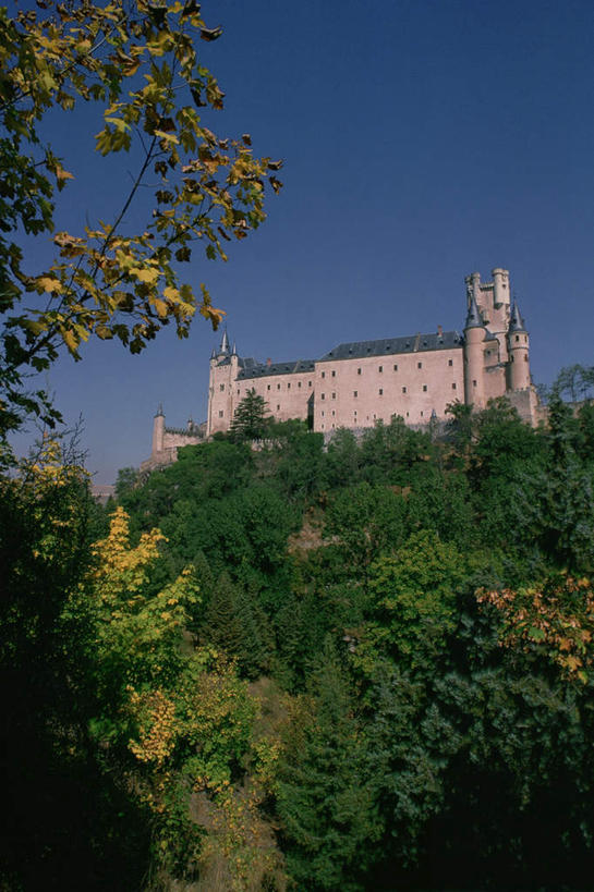 无人,竖图,室外,白天,仰视,旅游,度假,草地,草坪,名胜古迹,山,山脉,植物,标志建筑,地标,建筑,西班牙,欧洲,阴影,遗迹,光线,影子,堡垒,城堡,山峰,山峦,古迹,文物,娱乐,建设,古建筑,草,树,树木,蓝色,绿色,蓝天,天空,阳光,自然,群山,天,享受,休闲,旅游胜地,放松,生长,晴朗,成长,要塞,南欧,古文明,万里无云,西班牙王国,塞哥维亚省,设防,阿尔卡萨尔城堡,晴空,晴空万里,彩图,低角度拍摄