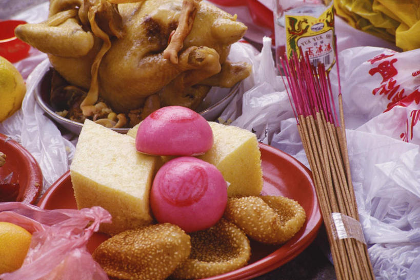 点心,无人,横图,俯视,室外,特写,白天,鸡,蜡烛,阴影,节日,反射,影子,烟雾,食品,甜点,甜品,燃烧,文化,家禽,佛香,食物,糕点,动物,香火,香烛,甜食,祈祷,健康,许愿,宗教,牲畜,信仰,烧香,纪念,祈求,平安,彩图,高角度拍摄