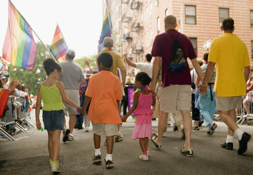 西方人,家,走,握手,横图,彩色,室外,白天,仰视,爱情,度假,纯洁,美景,窗户,城市风光,城市,旗帜,帽子,欧洲,欧洲人,行人,游客,游人,阴影,服装,光线,影子,房屋,屋子,景观,公寓,许多人,浪漫,注视,休闲装,娱乐,旗子,洋房,楼房,路人,旅客,玻璃窗,住宅,衣服,蓝色,蓝天,天空,阳光,遮阳帽,天,观察,看,一群人,享受,休闲,温暖,温馨,休闲服,景色,恩爱,放松,可爱,童年,童趣,恋人,服饰,晴朗,观看,和睦,察看,关注,同性恋,童真,烂漫,无邪,万里无云,旌旗,旗号,过客,天真,男孩,男人,男性,女孩,女人,女性,中年男性,中年女性,白种人,情侣,晴空,晴空万里,步行,搀手,拉手,散步,手拉手,手握手,走路,半身,彩图,低角度拍摄,房子,彩虹旗,伴侣,融洽