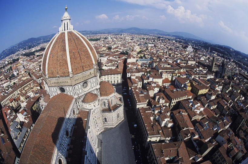 无人,教堂,横图,俯视,航拍,室外,白天,广角镜头,鱼眼镜头,旅游,度假,名胜古迹,标志建筑,地标,建筑,意大利,佛罗伦萨,欧洲,许多,阴影,节日,遗迹,光线,瓦片,影子,屋顶,云,云朵,云彩,顶棚,瓦,古迹,文化,文物,娱乐,建设,古建筑,排列,蓝色,白云,蓝天,天空,阳光,天,祈祷,享受,休闲,健康,旅游胜地,放松,许愿,宗教,建造,信仰,晴朗,纪念,祈求,鸟瞰,南欧,信念,古文明,屋瓦,世界文化遗产,意大利共和国,摆列,百花之城,翡冷翠,佛罗伦萨大教堂,花之圣母大教堂,圣母百花大教堂,平安,晴空,彩图,高角度拍摄,大教堂,礼拜堂,布列,分列