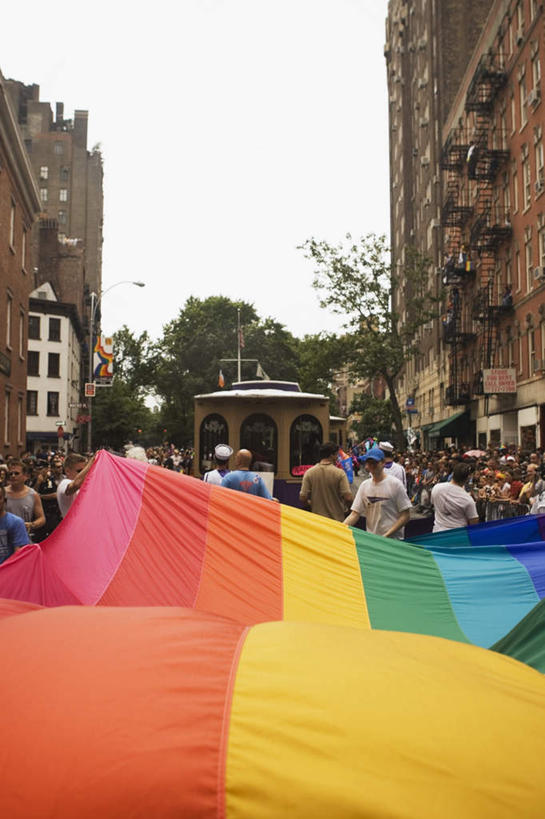 西方人,家,站,竖图,彩色,室外,白天,正面,爱情,度假,美景,植物,城市风光,城市,旗帜,欧洲,欧洲人,行人,游客,游人,握,阴影,服装,欢呼,光线,影子,房屋,屋子,景观,公寓,许多人,浪漫,注视,休闲装,娱乐,标识,旗子,洋房,标记,楼房,路人,旅客,住宅,树,树木,衣服,蓝色,绿色,蓝天,天空,阳光,自然,天,观察,看,站着,一群人,享受,休闲,温暖,温馨,休闲服,景色,恩爱,放松,握着,恋人,服饰,生长,晴朗,成长,观看,和睦,察看,喝彩,关注,同性恋,万里无云,旌旗,旗号,表记,标帜,过客,男人,男性,女人,女性,中年男性,中年女性,白种人,情侣,晴空,晴空万里,站立,半身,彩图,房子,彩虹旗,伴侣,融洽