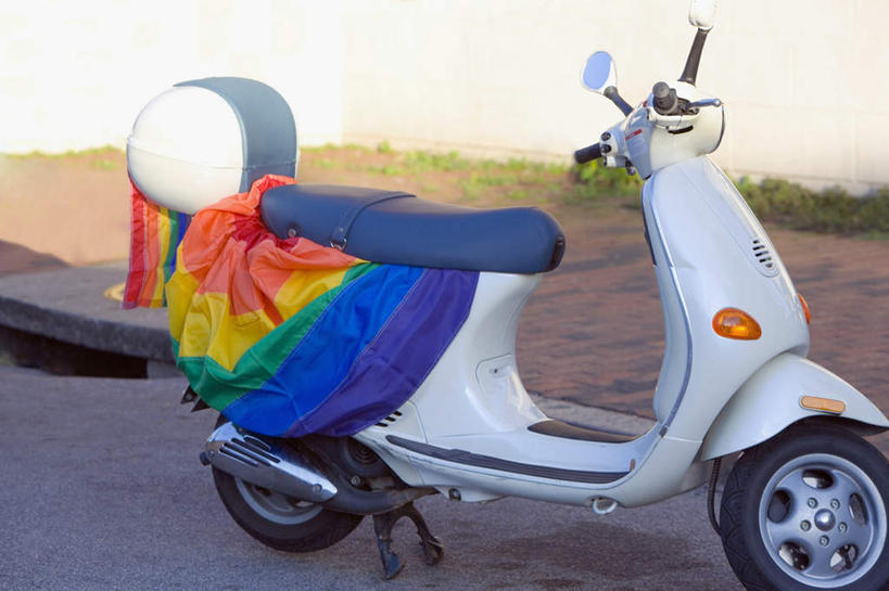 无人,横图,彩色,室外,白天,正面,草地,草坪,沙滩,植物,摩托车,旗帜,一辆,阴影,光线,沙子,影子,海岸,沙地,标识,旗子,标记,车,草,绿色,阳光,交通工具,五颜六色,色彩斑斓,载具,同性恋,五彩缤纷,五彩斑斓,旌旗,旗号,表记,标帜,五光十色,海滩,彩图