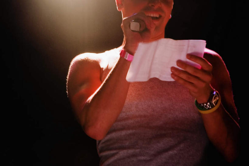 西方人,一个人,站,横图,室内,白天,正面,欧洲,欧洲人,仅一个男性,仅一个人,握,阴影,黑色背景,服装,朦胧,模糊,反射,材料,档案,文件,影子,休闲装,装饰品,仅一个年轻男性,一个,衣服,话筒,饰品,手链,首饰,资料,演讲,站着,休闲,休闲服,握着,摄影,服饰,手镯,影棚,单个,报告,麦克风,演说,扩音器,文档,同性恋,宣传,镯子,传声器,微音器,鼓动,讲演,男人,男性,年轻男性,白种人,站立,半身,彩图,影棚拍摄,拍摄